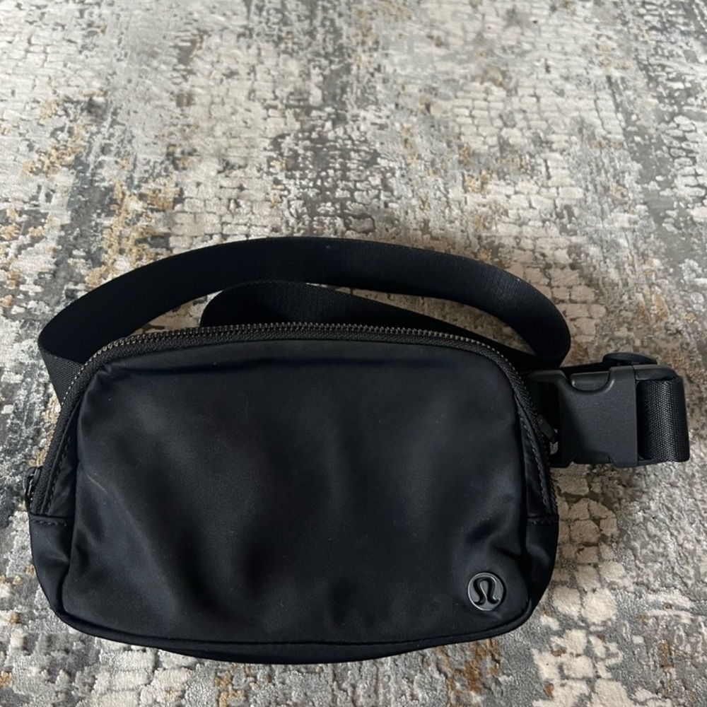 *ARTIFACT* *DISCONTINUED* Lululemon Everywhere Original Belt Bag